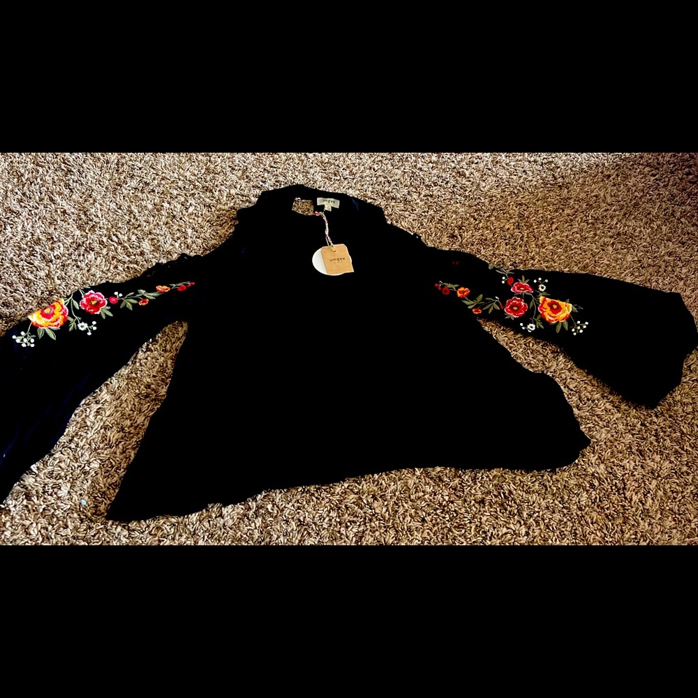 Size small new with tags!! So cute bell sleeve